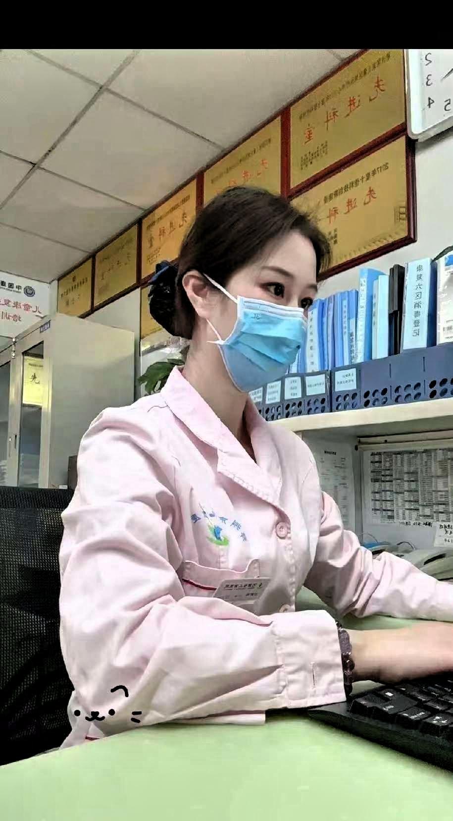 辽宁沈阳有位儿科护士，被央视报道了。她给孩子打针前，先跟孩子商量：“等我数123