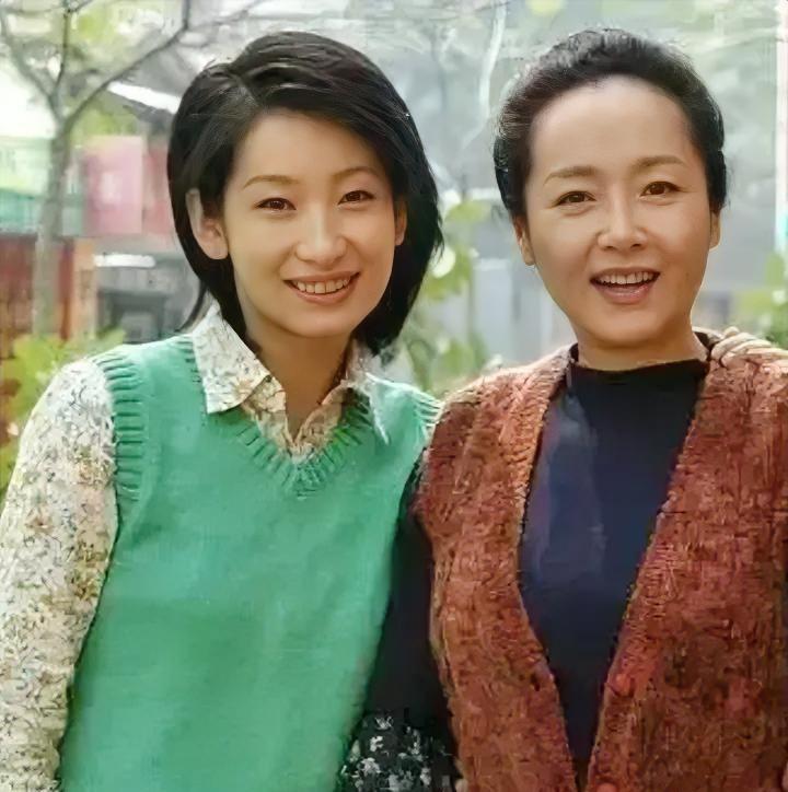 左边的是美女演员秦海璐，右边这位是谁？乌黑的头发，笑容满面，身穿棕色休闲毛衣，显