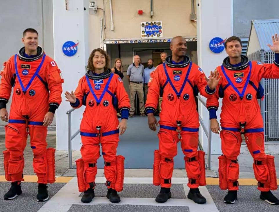 美国这次丢人了。美国搞了个大动静，把宇航员又送去了月球。但仔细一看，原来是“