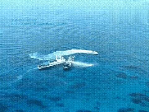 菲船只硬闯！中国海警向菲船“开炮”！5月21日，菲律宾船只又想硬闯中业岛，但被我
