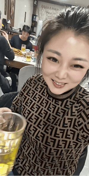 右边的女子问:“男人的快乐是什么？”两位女子应道:“跟N们喝酒。”右边的又问