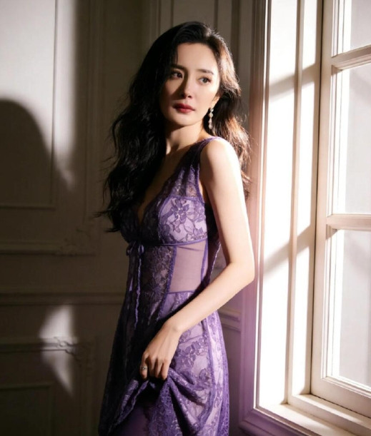 杨幂紫色蕾丝造型释出，优雅与魅力的极致诠释，果然紫色更有韵味​​​