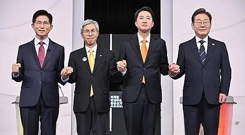 18日电视直播李俊锡，金文洙罕见联手，给李在明贴亲华标签。李在明的回应有意思