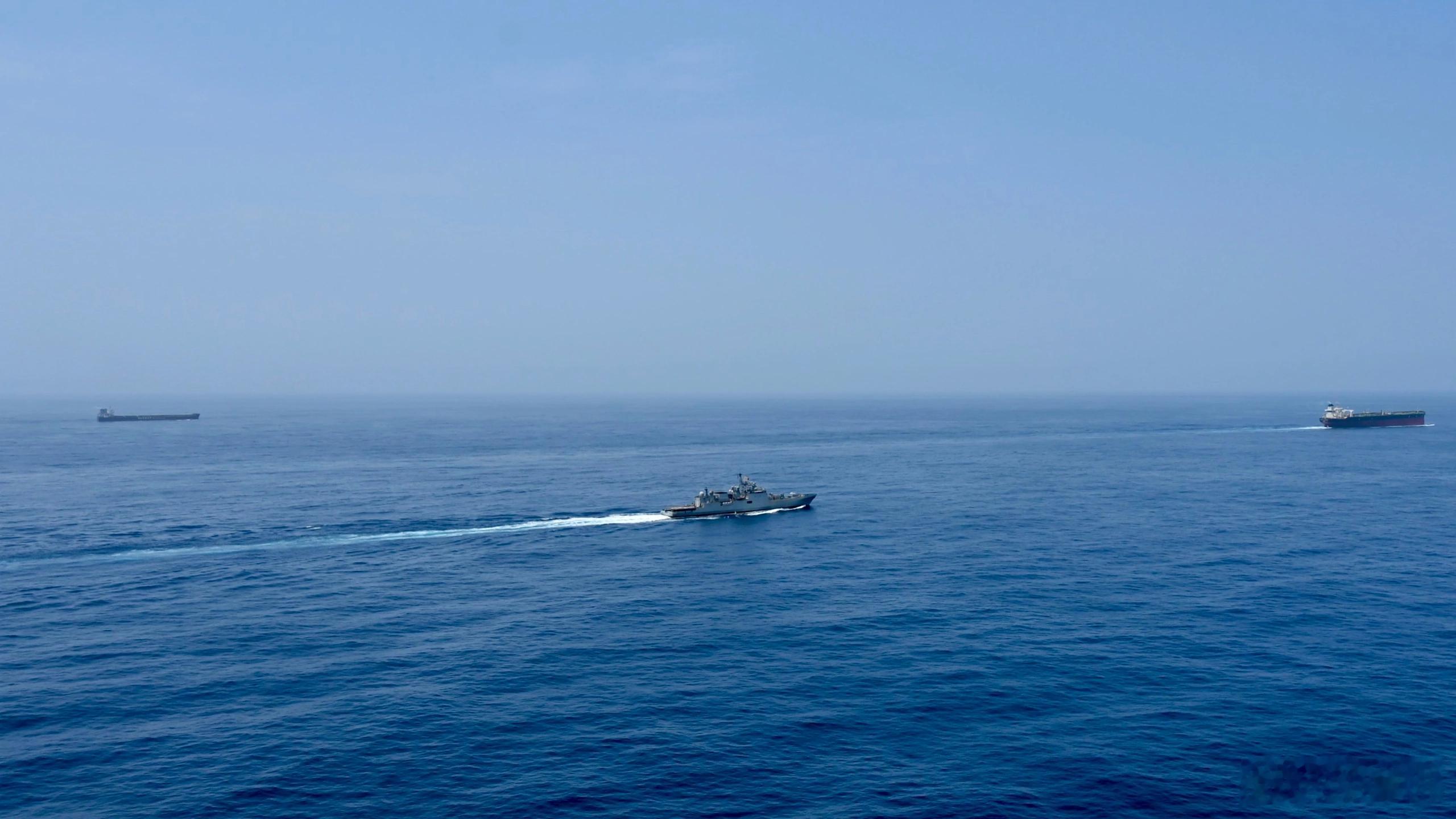 印度海军的11356M型护卫舰护卫油轮穿越曼德海峡。