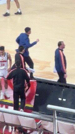 杜锋对胡明轩长达1分钟的责怪！打山西，叫暂停，杜锋曾先后三次对胡明轩嘶吼咆哮，