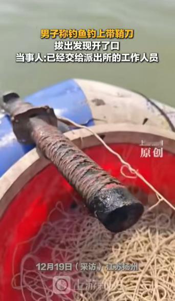 “解释不清了！”12月18日，江苏扬州，一男子在船上钓鱼时，鱼线突然变得异常沉重