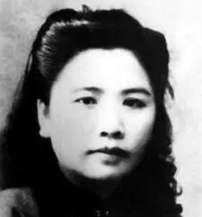 1938年，周恩来派出一名女特工打入国民党高层，谁知她竟嫁给了国军高官！身份暴露