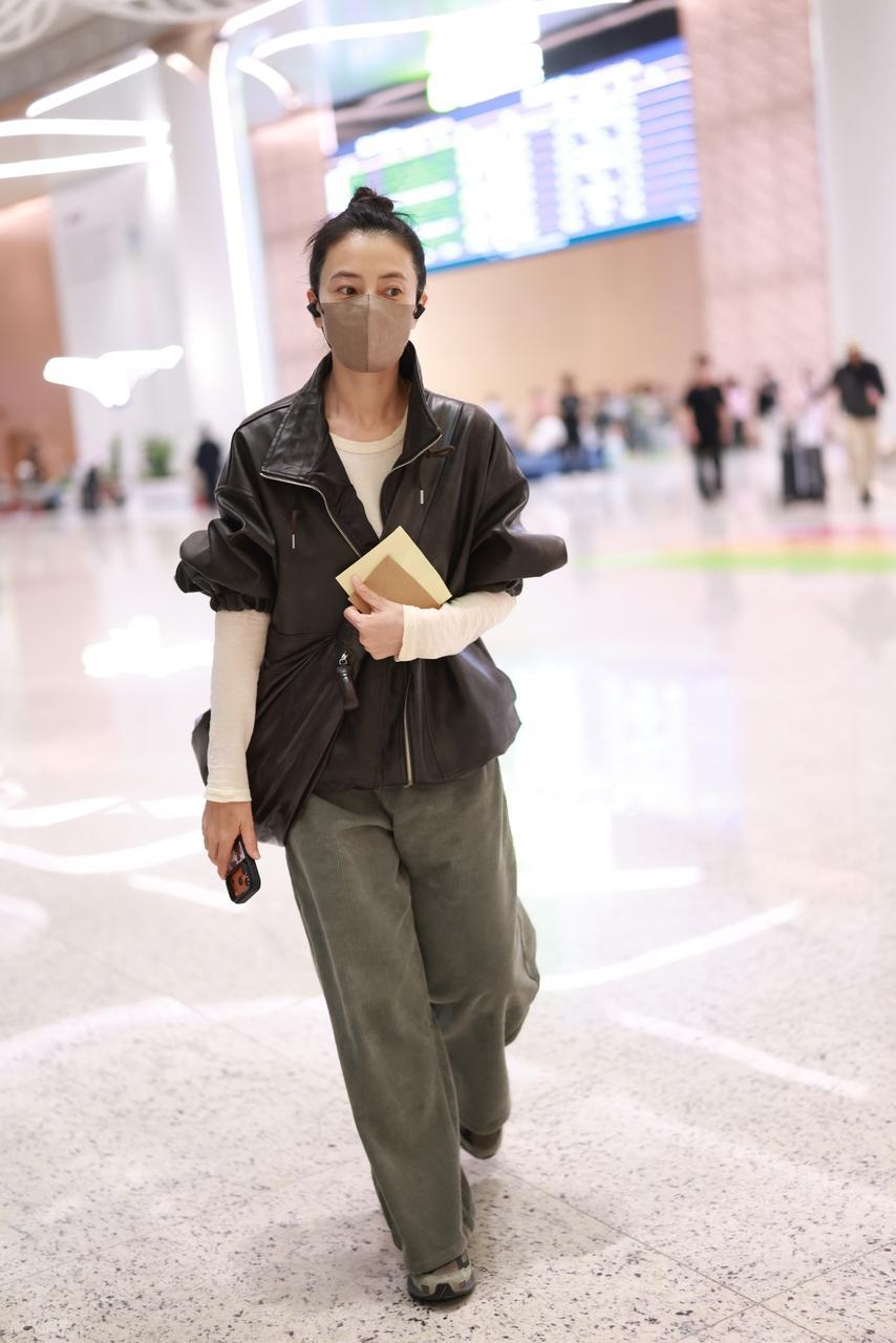 最近高圆圆现身广州机场，她这次搭配的很有潮流时尚感，整体效果很出众。她里面穿