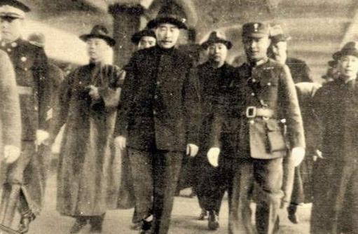 1936年，山东省主席韩复榘推开二姨太纪甘青的卧室门，看见了不该看见的东西。