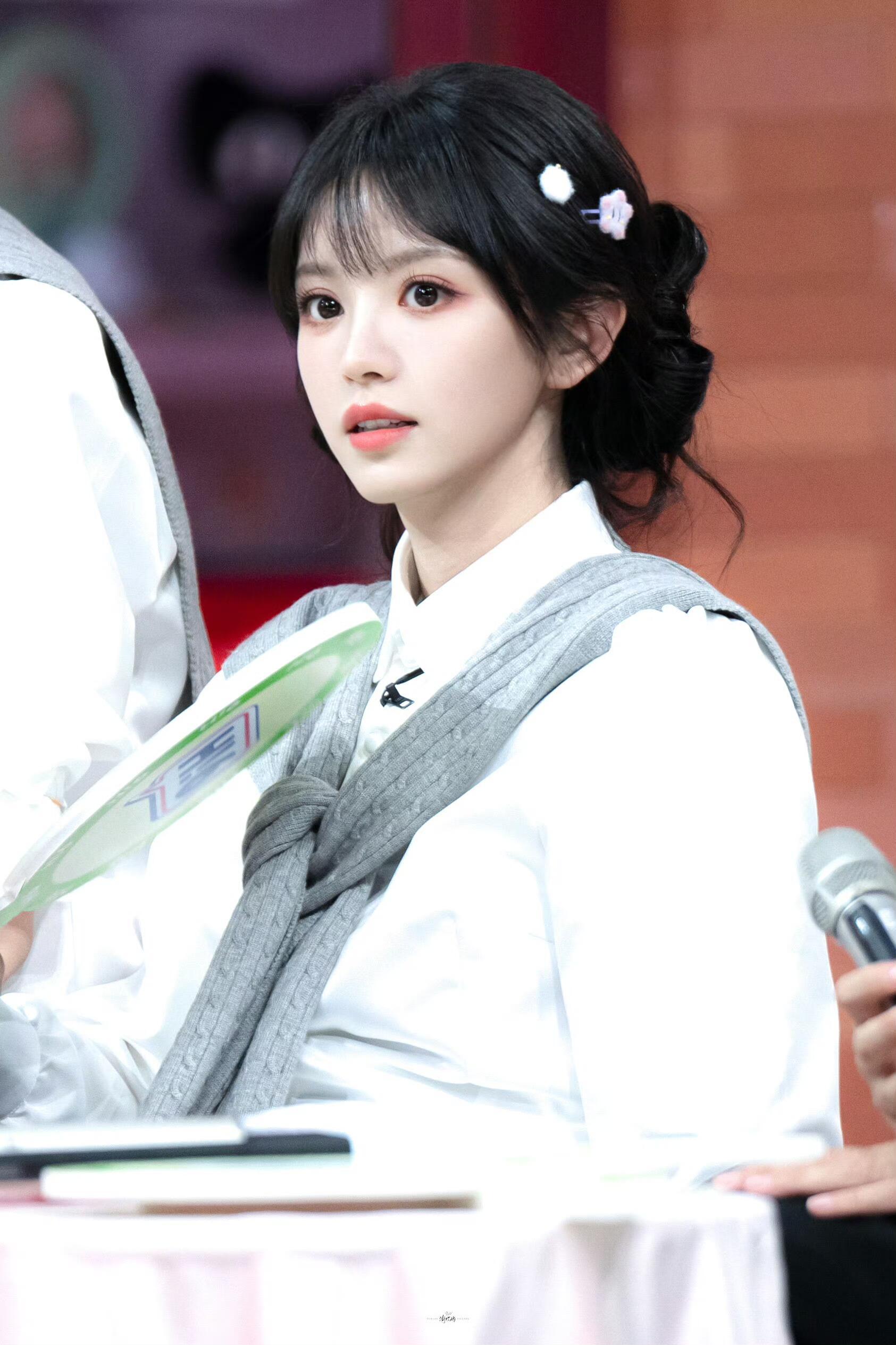 田曦薇《你好星期六》造型，丸子头好甜！