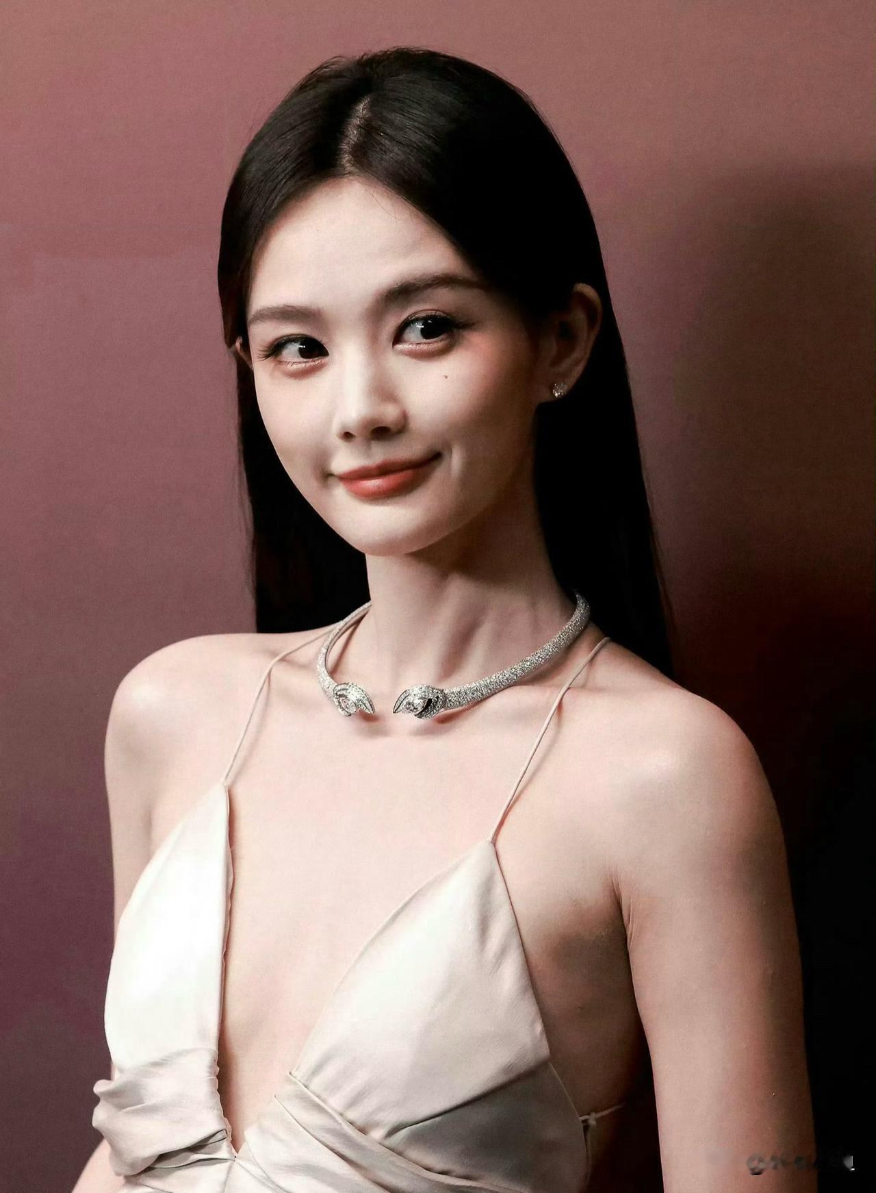 李一桐生图能打，浅笑模样太迷人！一身米白色缎面吊带裙，深V设计搭配裙身褶皱，
