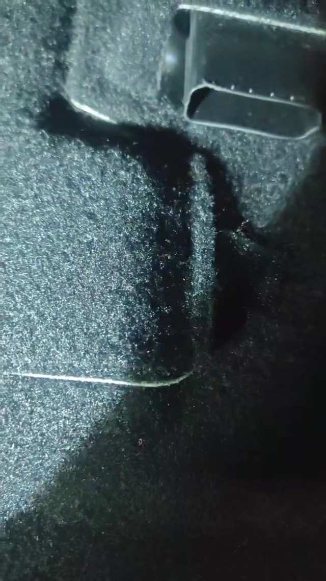 请问各位吉利车主内饰地板有一块地方是可以打开，这是正常的吗？为什么地板不是整张