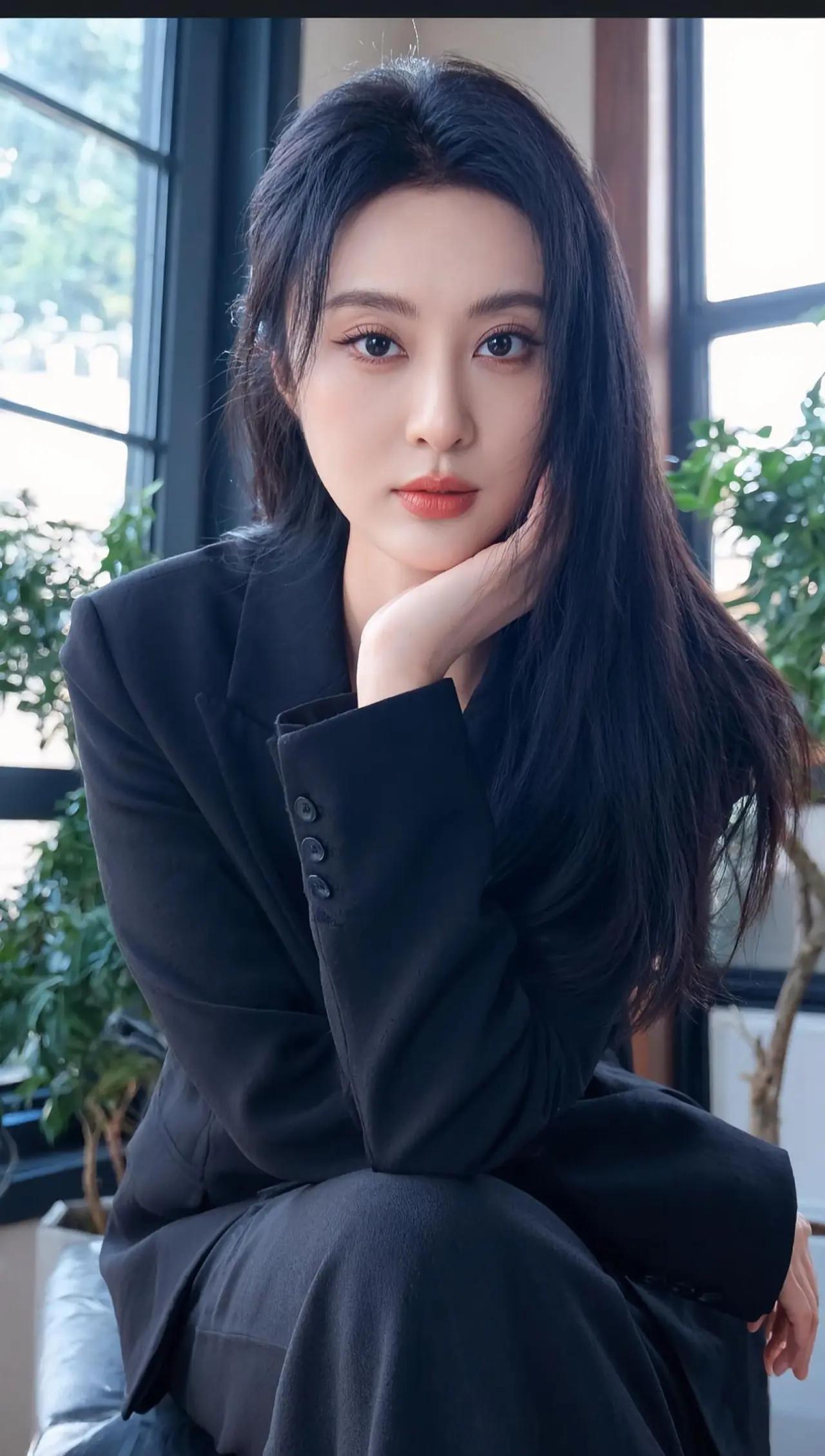 优雅黑色西装，自信女神范儿，办公室里的时尚女王！💄👠✨