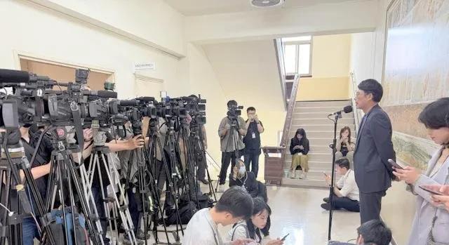 台湾省选委会今天一早就嚣张妄言叫嚣称，经过台北市选委会查对，在罢免吴思瑶团体提交