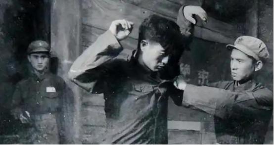 1949年上海，华山路1101弄余庆坊21号，住着一对寻常夫妻。男人叫叶英，常州