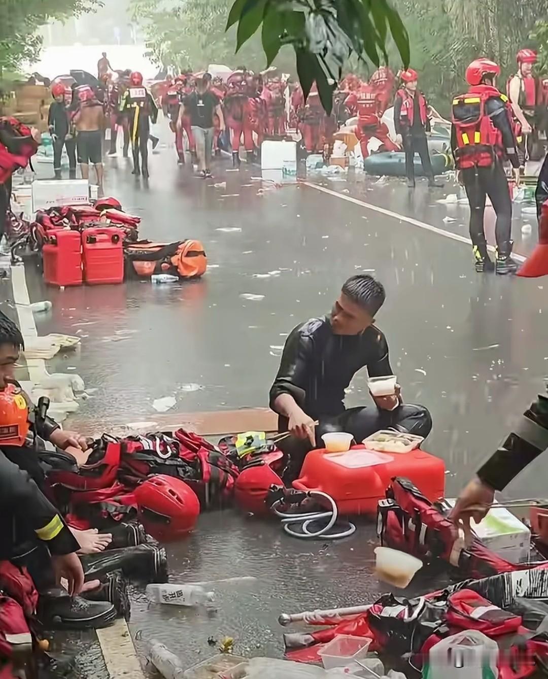 这是抗洪一线救援人员最真实的工作常态！这一碗雨水拌饭，是军人肩上争分夺秒守护百