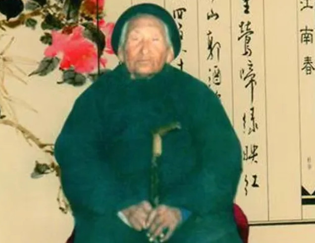 1941年，一八路军干部被伪军便衣队五花大绑，要押进城审问。谁知，刚走到城门口，