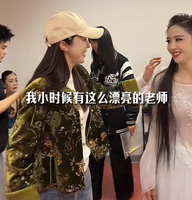 董璇探班佟丽娅偷拍佟丽娅给酒窝辅导功课！佟丽娅对酒窝要求很高，要求学习要好，