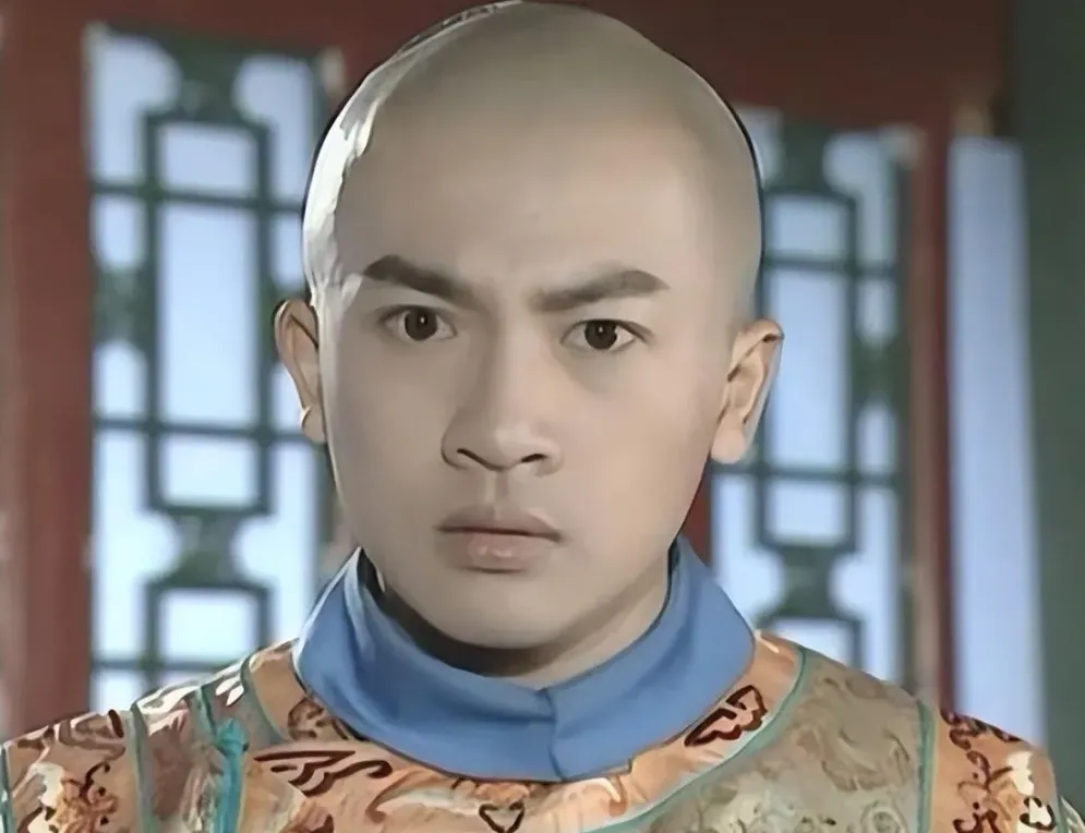 1766年，年仅25岁的永琪病逝。乾隆悲痛欲绝，按太子的规格举办了葬礼。可奇怪的