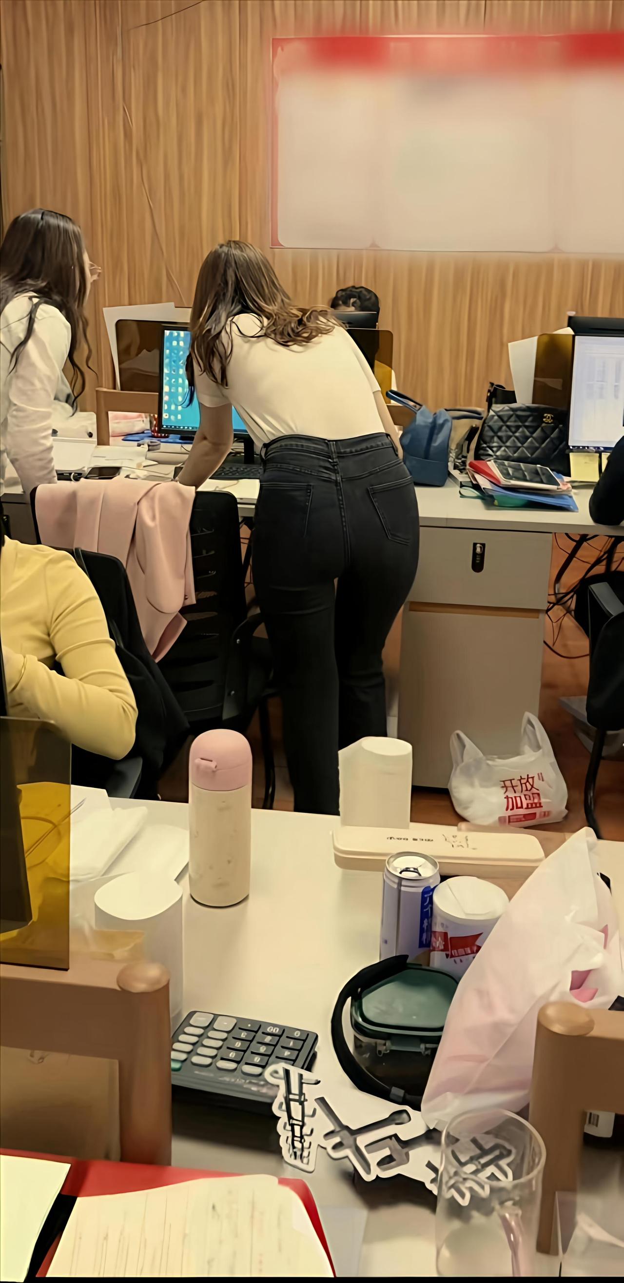 ✨办公室里的日常，是认真工作的身影，也是不经意间的美好。忙碌的间隙，总有这些温