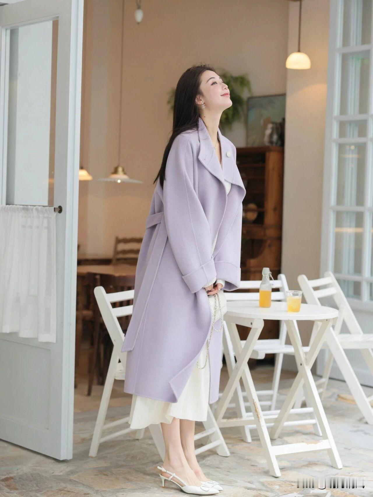 今天穿上这件软糯的芋泥紫大衣，配了一条同色系长裙，朋友在街角咖啡店见到我，发来消