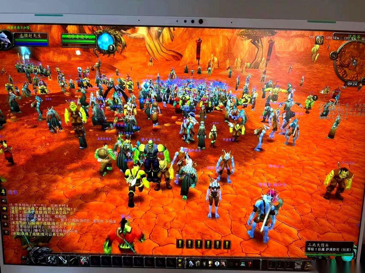 今天最魔幻的一幕：一边是联盟新手村人山人海，跟下饺子似的；另一边是无数部落老哥