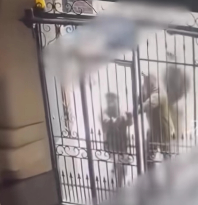 乌克兰还有这么蠢的兵？近日，乌克兰街头，一名乌克兰男子被敖德萨征兵人员追逐。