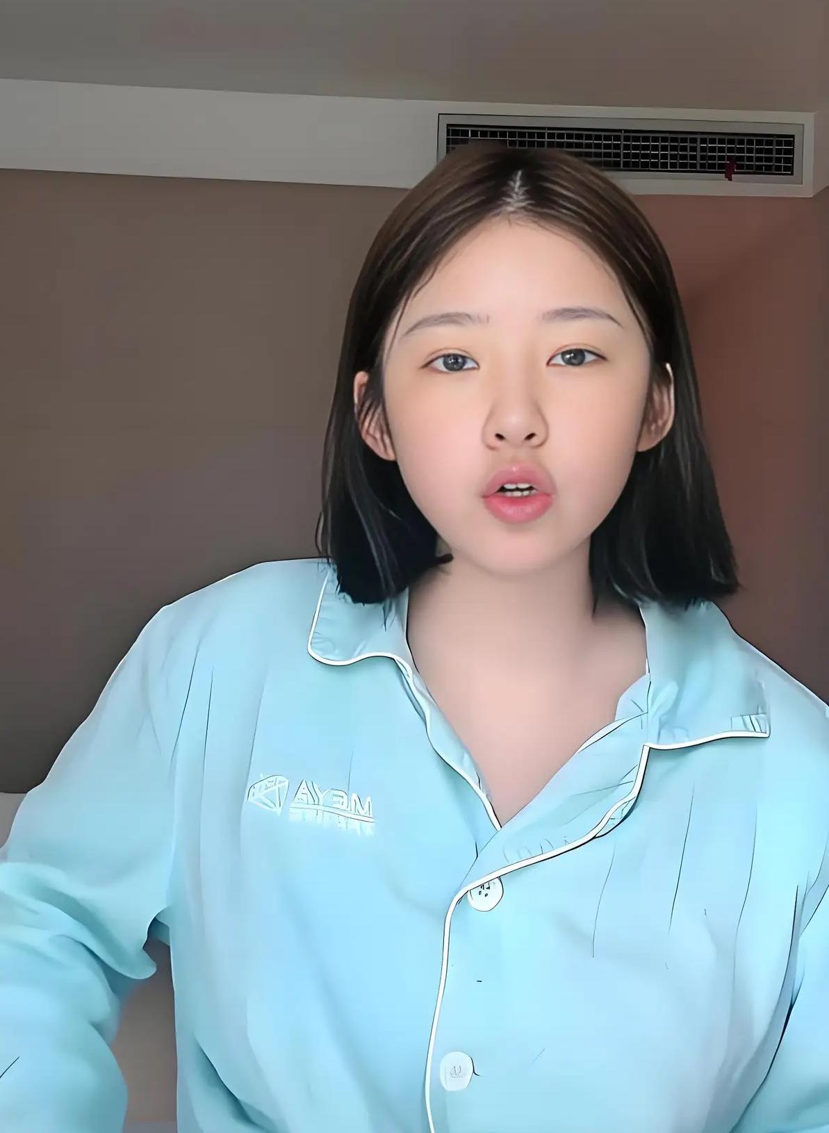 黄一鸣这是被气急了，网友说：“王思聪不要你了。”黄一鸣说：“王思聪是你爹，还