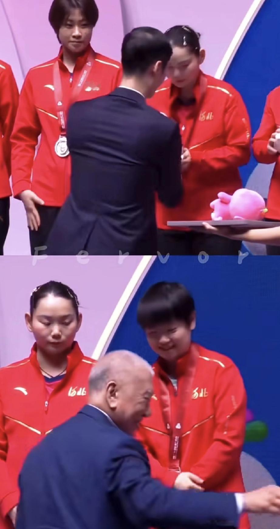 很好奇这个颁奖会上的老人是谁，还对着莎莎笑。感觉他很喜欢莎莎，从给莎莎戴上奖牌