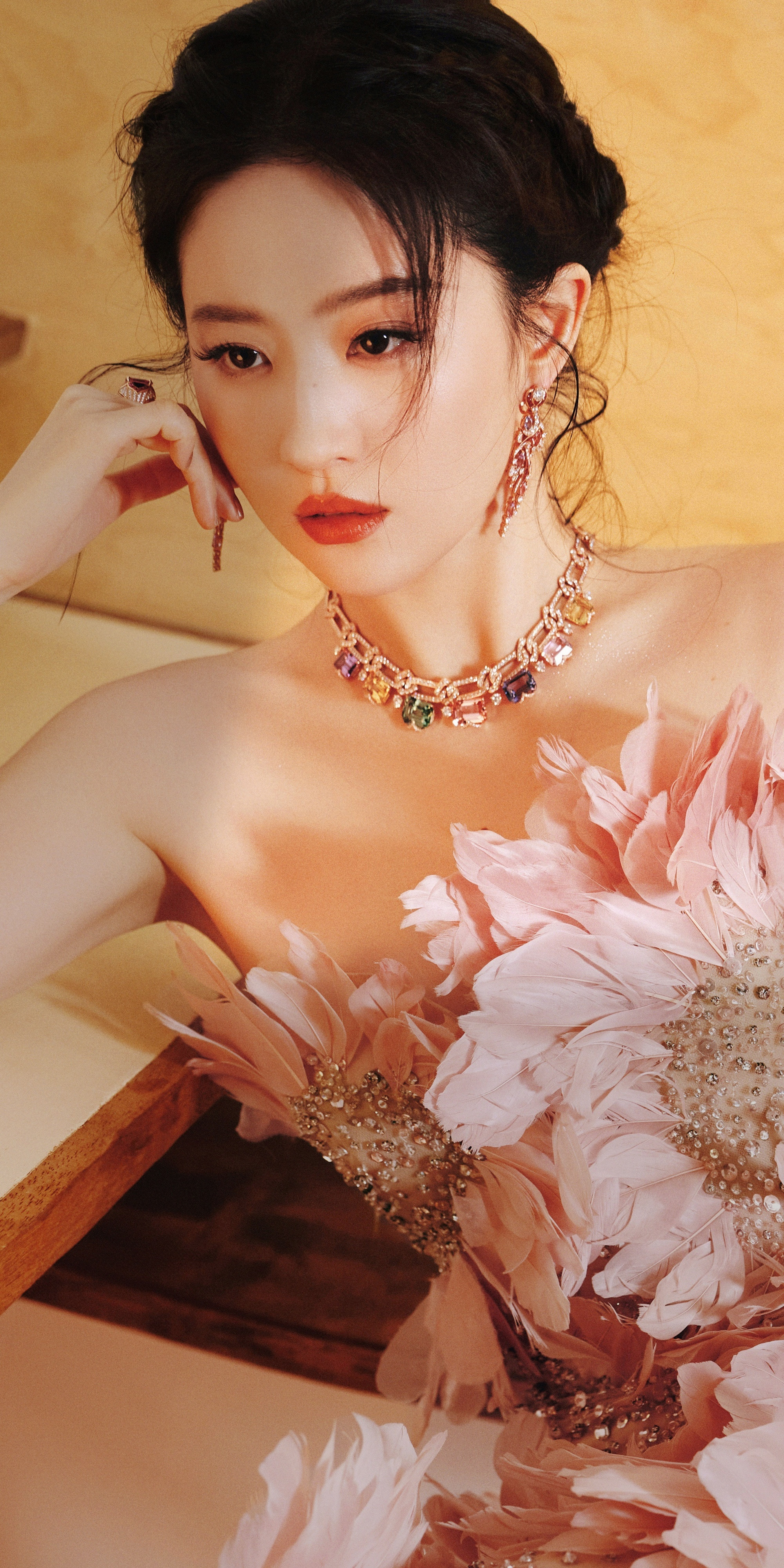 刘亦菲：绯羽若桃夭，尽染胭脂色，玫瑰美人来了。刘亦菲