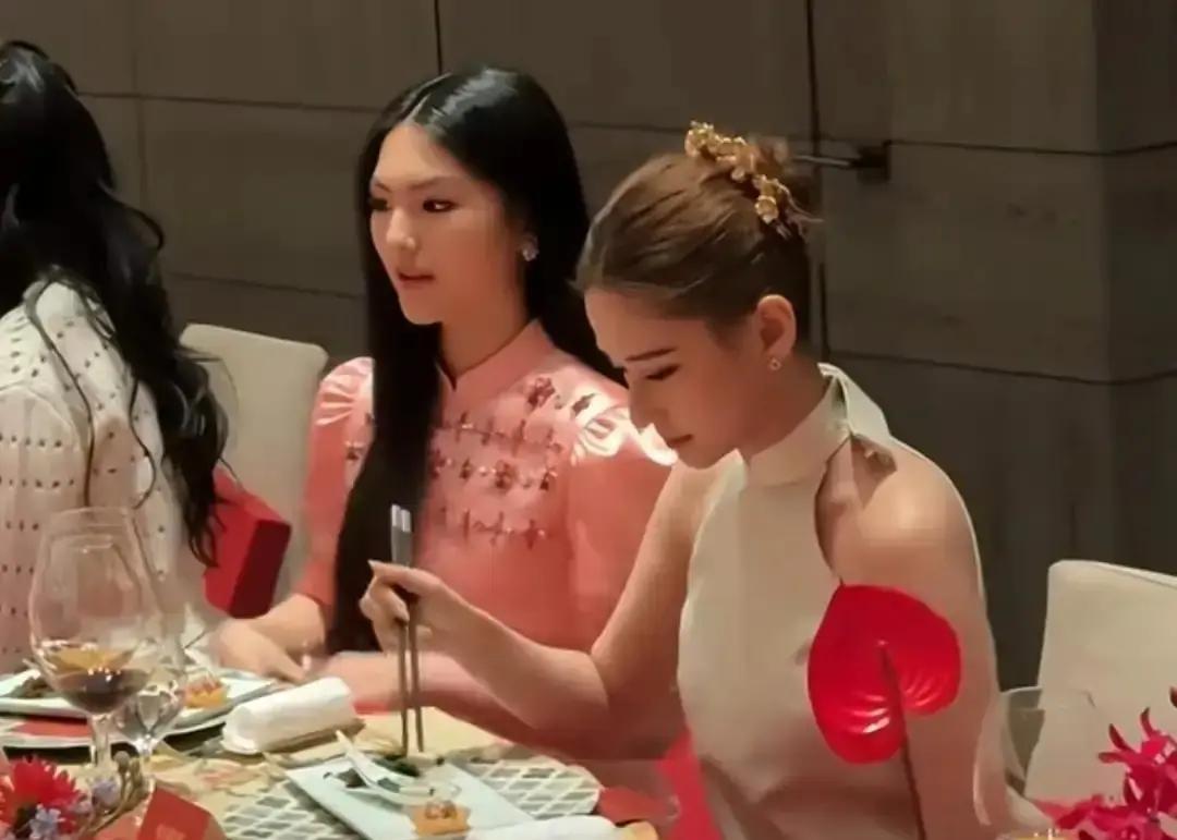 外滩晚宴灯光刺眼，同桌零交流。王诗龄拇指在手机屏上狂点，何超莲的酒杯碰出清脆响