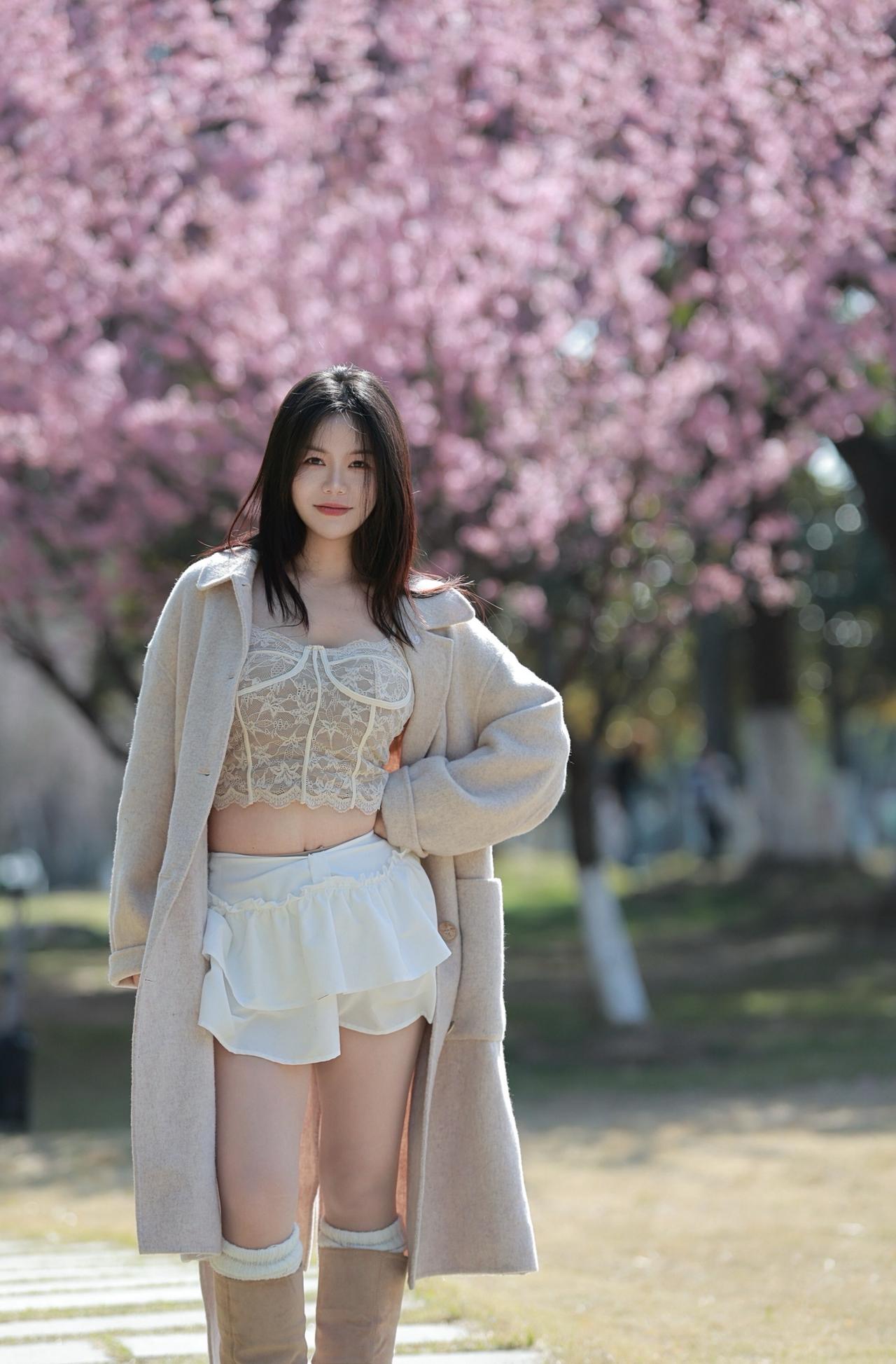 樱花树下一站，就像发张春天的照片。樱花日系写真摄影粉色穿搭和春日的适配度
