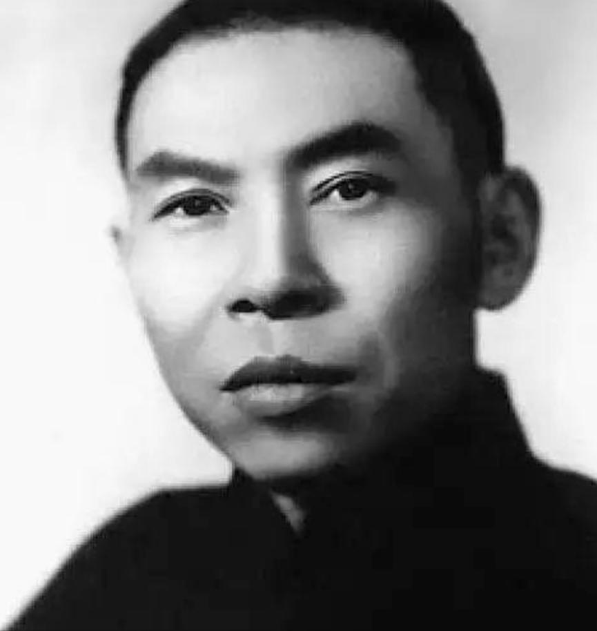 杜月笙为了检查小儿子是否聪明，在桌上放了银元、金条和钞票，说：“儿子，这三样东西