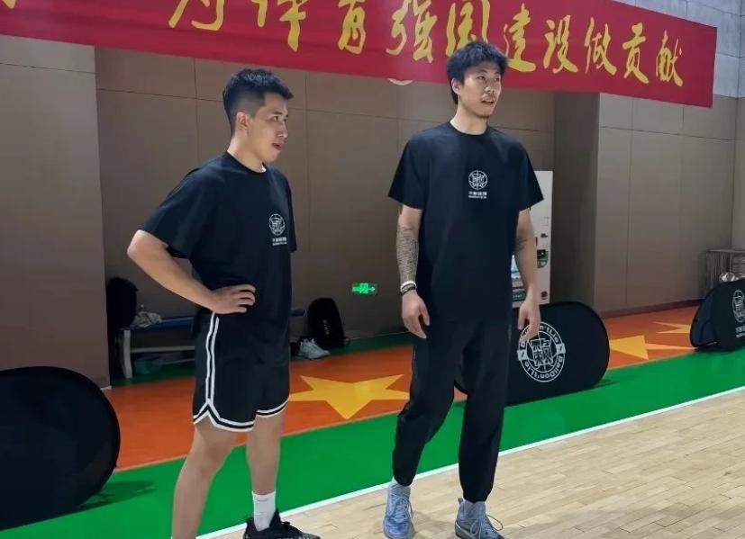 张镇麟开篮球培训班！6天7899元，平均每天1316元，球迷：有点贵了。这个夏