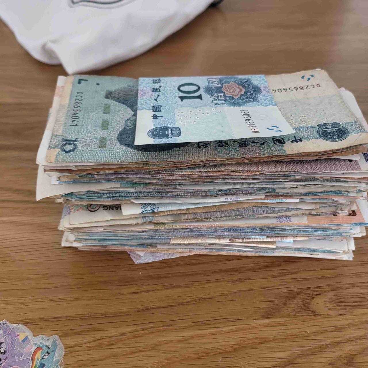 老公昨天下班回来，给了我一大把现金，说是一个客户付的2350元定金。看着这把