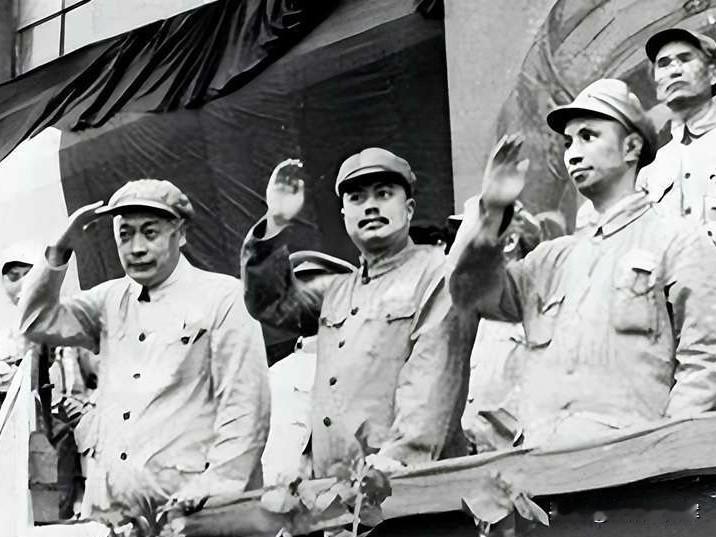 粟裕在华东地区的地位看华东地区三级领导人第一级：华东中央局。根据“党管一切