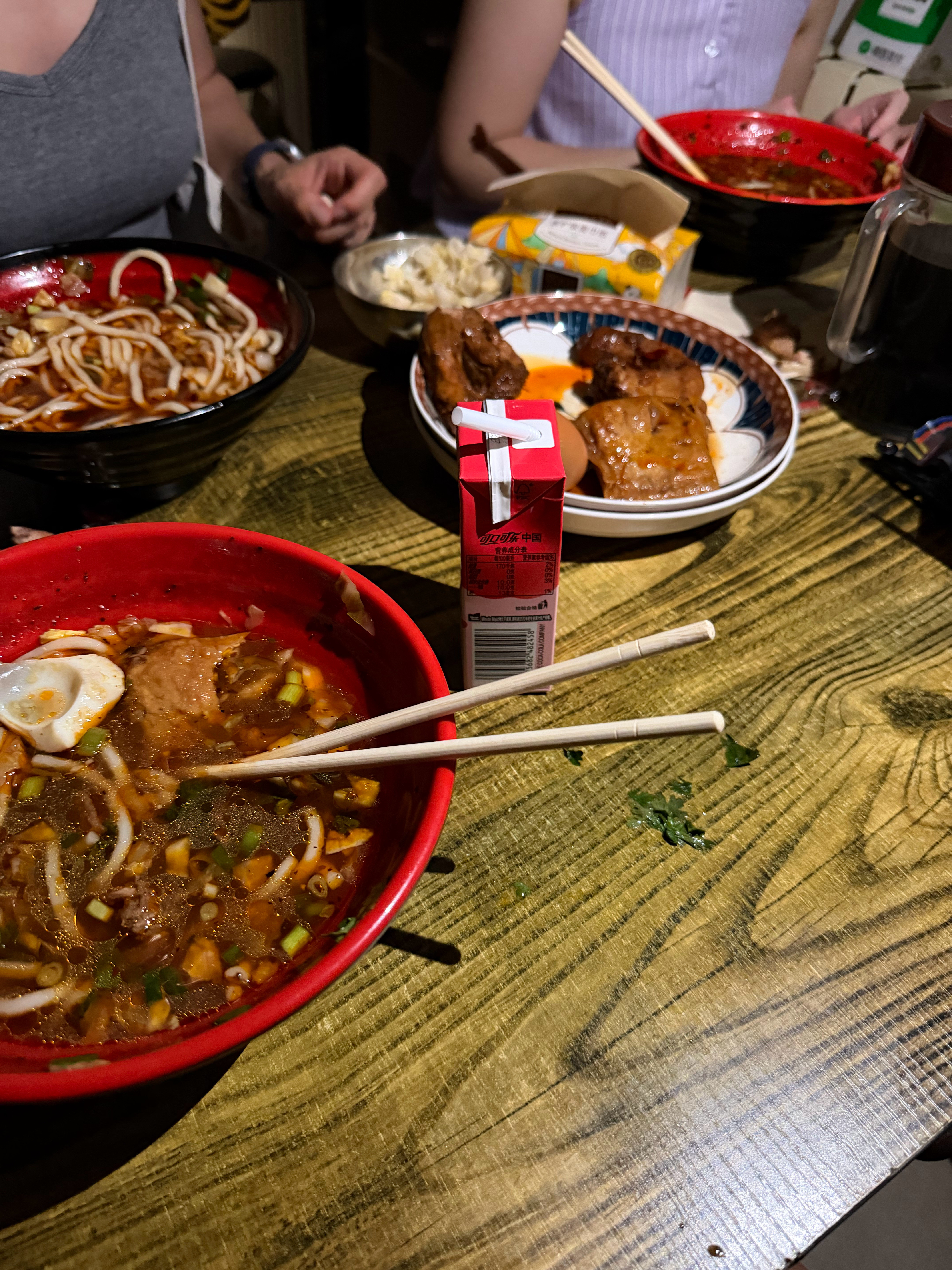好家伙～来吃辣鸡粉结果咔嚓一下，就停电了小时候停电了，就默默把蜡烛点起来这屋里