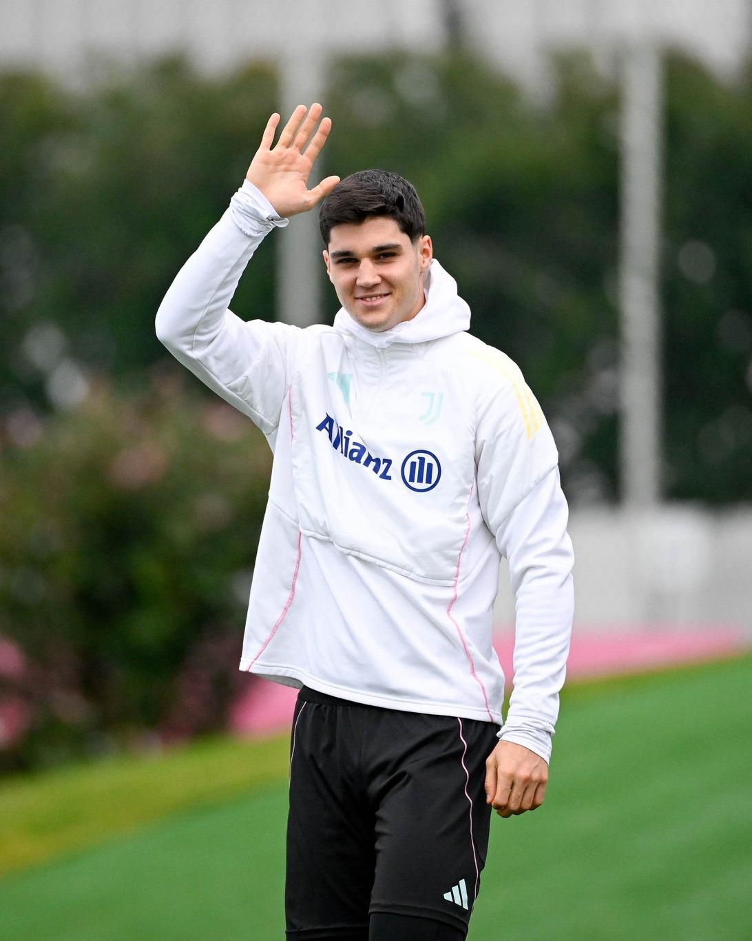 【阿季奇应该踢什么位置？】阿季奇带着为黑山进球后的自信重返都灵，但问题依然存