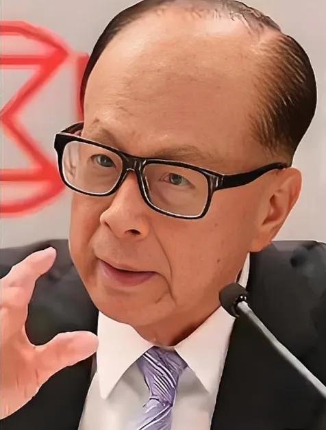 李嘉诚想逃了，随着李嘉诚香港的楼盘涉嫌造假，几十号人被带走调查。李嘉诚就想拍卖北