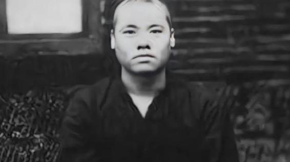 1941年，神偷“赛狸猫”藏在洞房天花板上，等新郎半夜外出撒尿，他“哧溜”一下钻