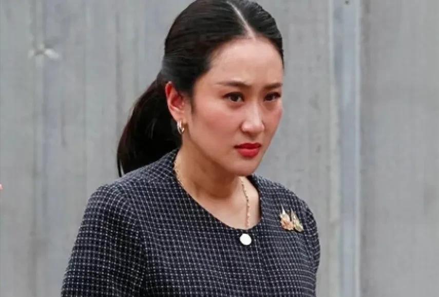 泰国总理佩通坦拍桌子了！指着柬埔寨喊“全球黑产大本营”，洪森还敢叫嚣吗[抠鼻]。