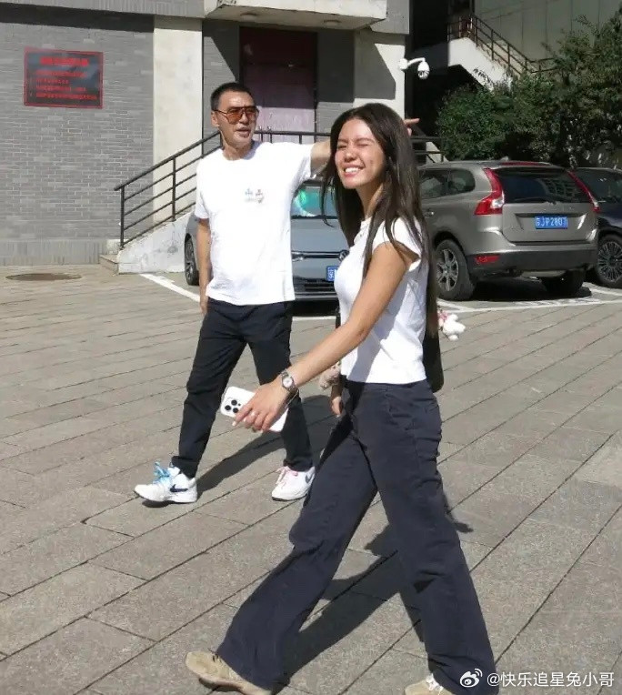 钟镇涛和老婆范姜一起送女儿到北京电影学院报到，21岁的钟懿读的是导演系研究生，现