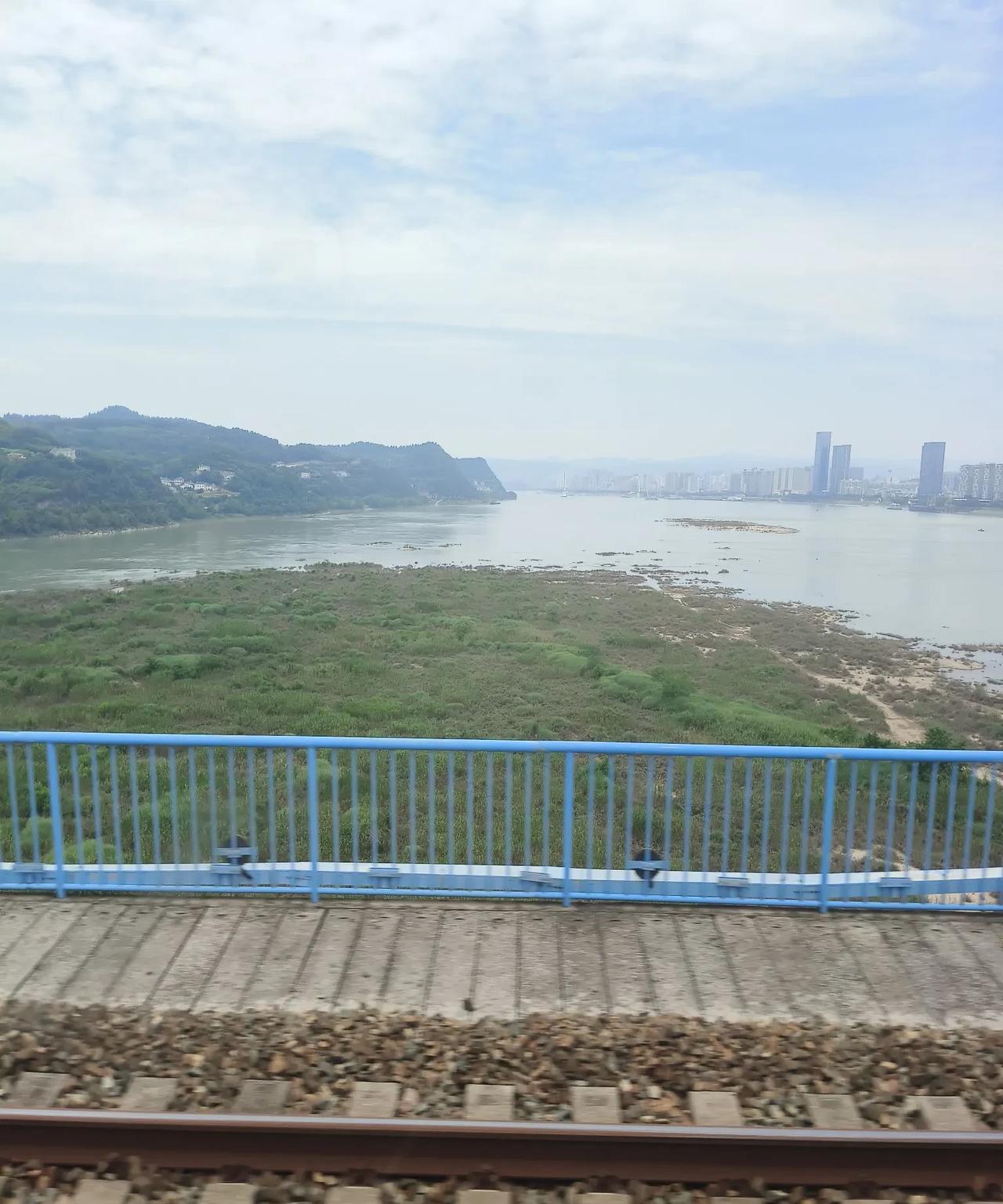 回老家一趟，碰到了好久未见的本家叔叔。他比我大两岁，是我的儿时玩伴，我们读小学