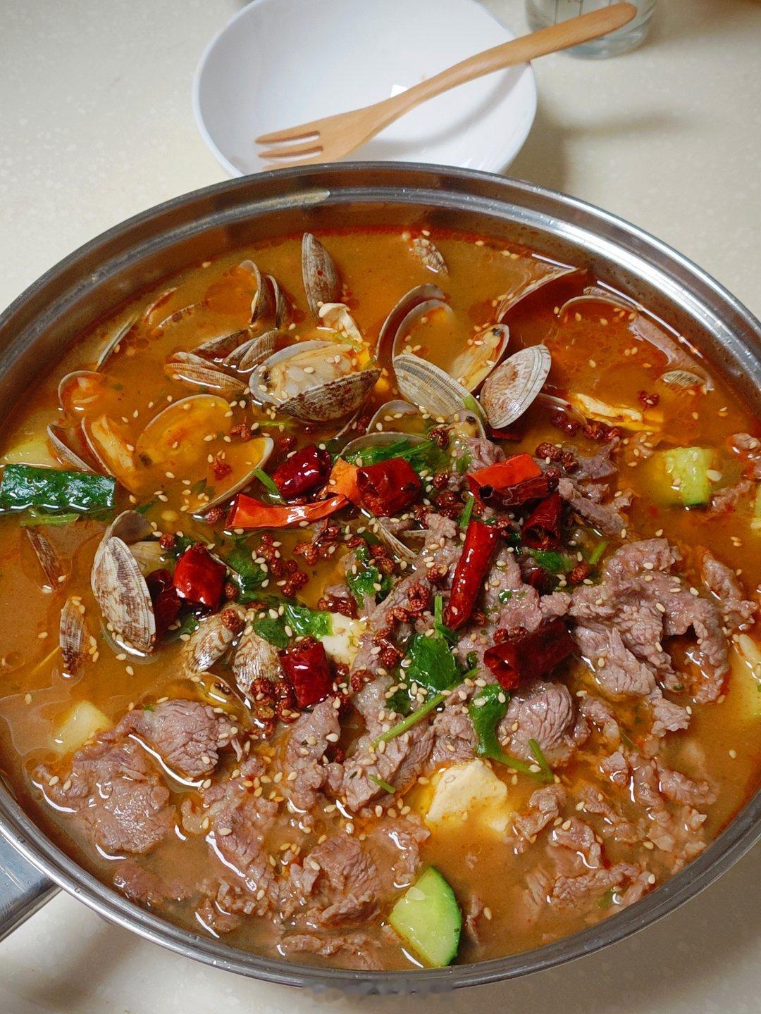 嗯嗯嗯对晚上做水煮牛肉拼花蛤很鲜很鲜还要喝冰可乐