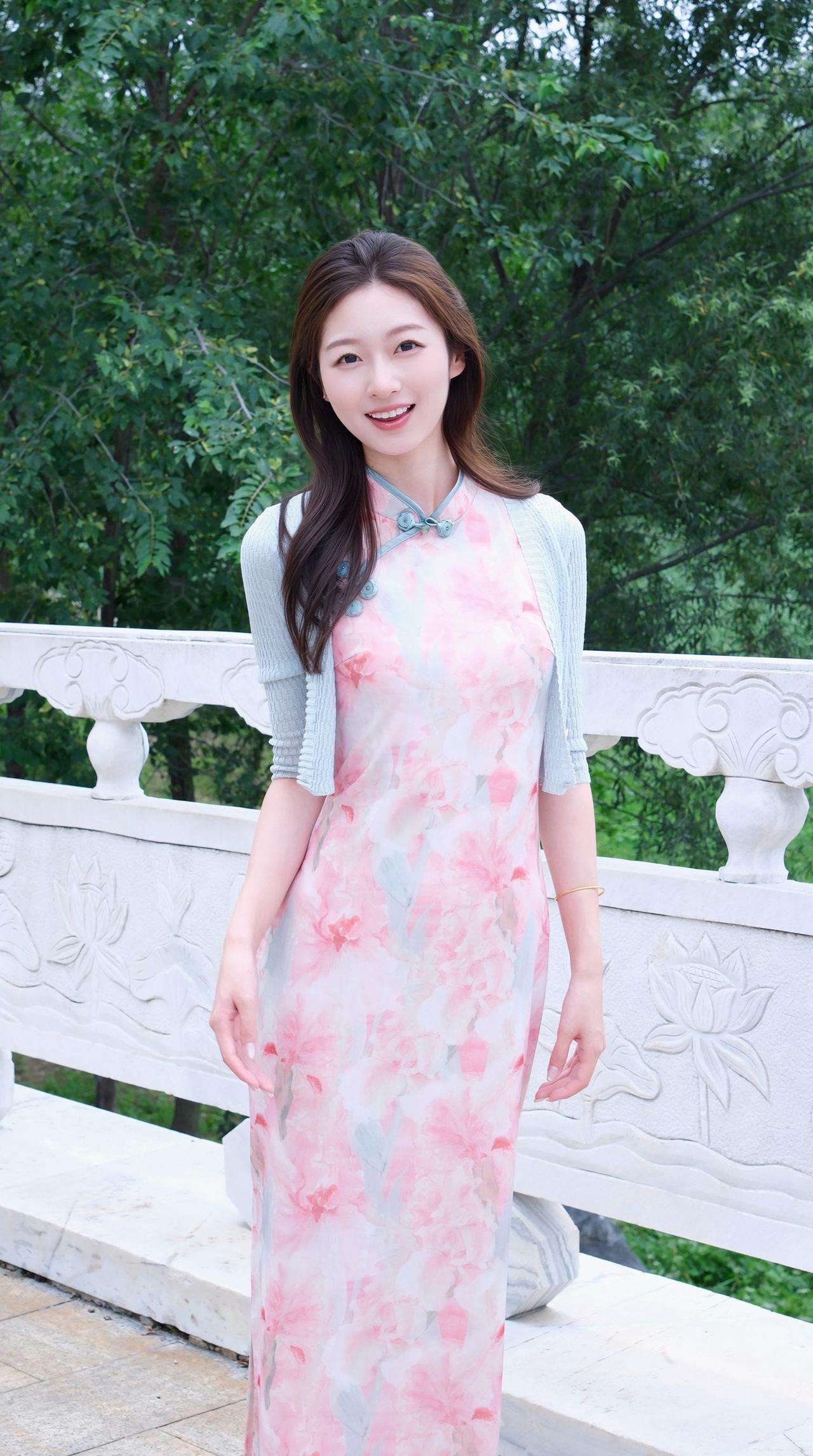 有气质的女人给人什么感觉清风拂垂柳，雕花石栏静静伫立。粉调晕染旗袍勾勒温婉身段，