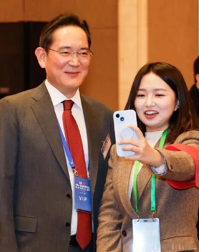 三星大佬李在镕在北京逛商场被偶遇，不得不说是真帅