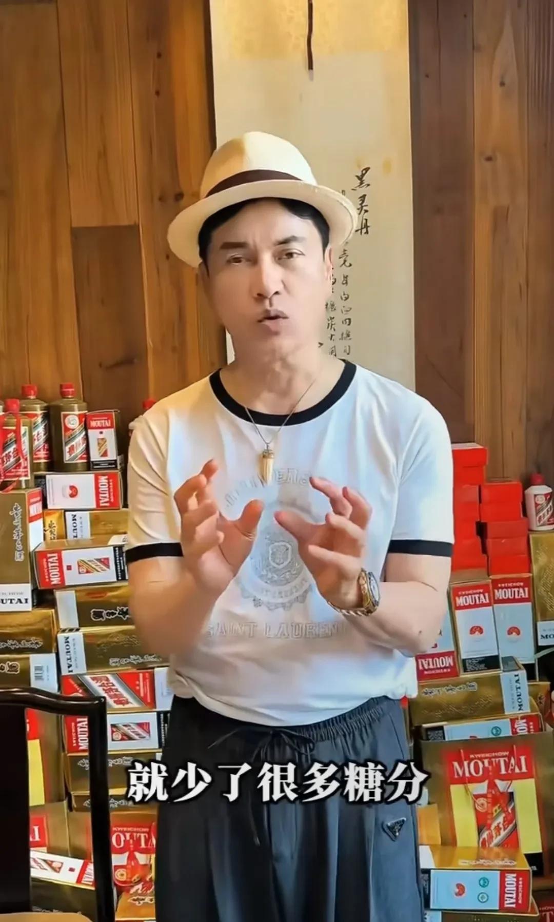 “不老男神”吕良伟在自家里介绍日常如何保养身体，保持好的身材，保持不老的容颜。但