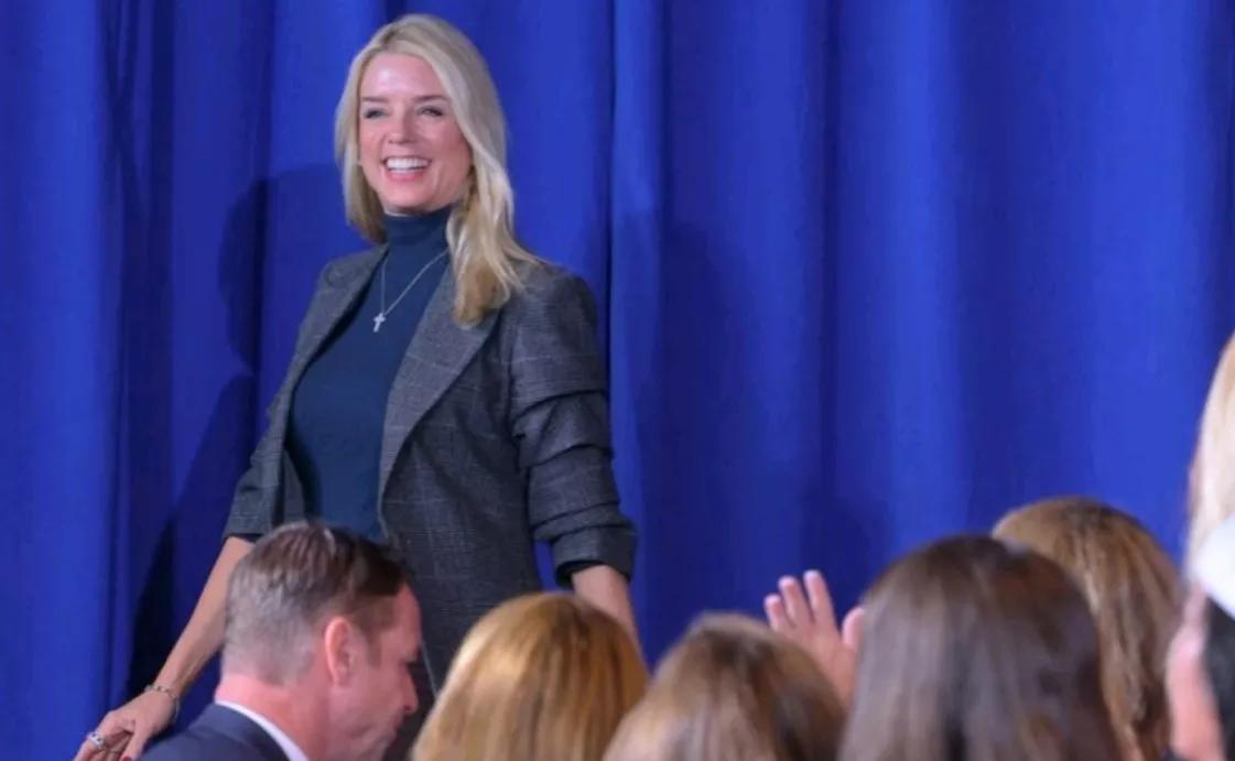 福克斯新闻报道，当地时间12日，美国司法部部长邦迪.帕姆表示，美军依照特朗普总统