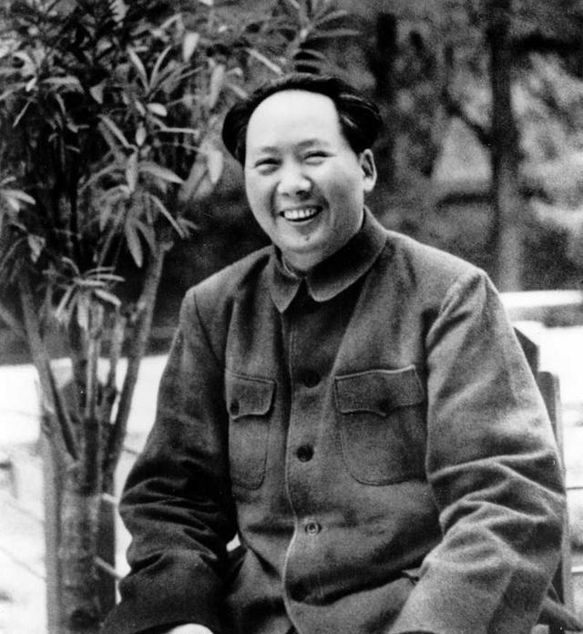 追随主席多年的战马，半夜忽然嘶吼发狂，主席连忙下令：“立即撤退”，这其中究竟发生