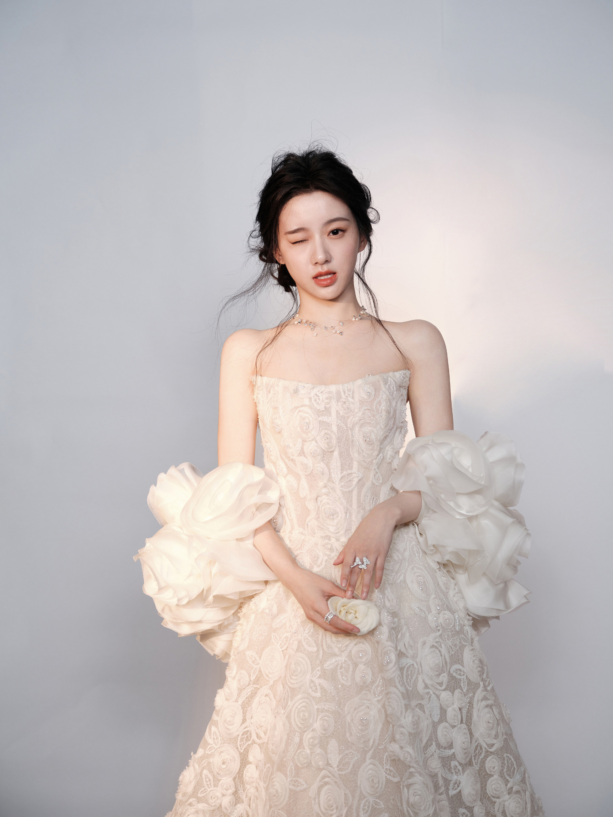 包上恩穿搭写真，柔纱轻裹，矜贵小小姐。包上恩